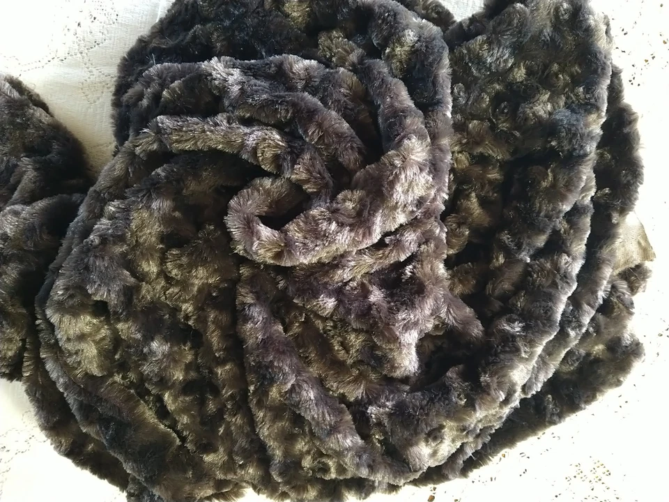 Tela remolino Rosebud marrón oscuro Minky felpa piel sintética 59" ancho x 40" largo Foto 1 de 2