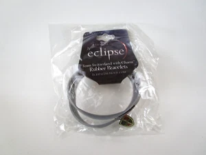 The Twilight Saga Eclipse NECA Team Suiza con Dije Pulseras de Goma Nuevo - Imagen 1 de 8
