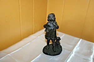 Statuina vintage ereditaria bronzo resina "Ragazza con regalo" Anne Wynne Inghilterra - Foto 1 di 6