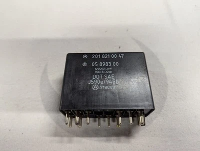 Relè comando pericoli/tergicristallo/luce Mercedes Benz 190E W201 2.6 - A2018210047 - Immagine 1 di 2