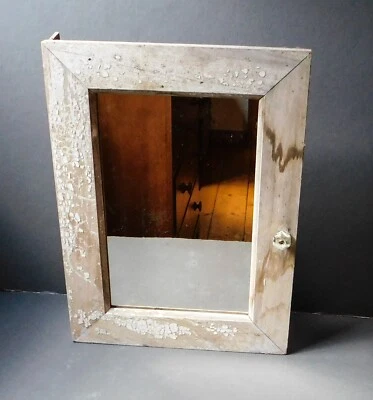 Antiguo armario de madera de pintura blanca Chippy vintage con espejo mesa o pared Foto 1 de 4