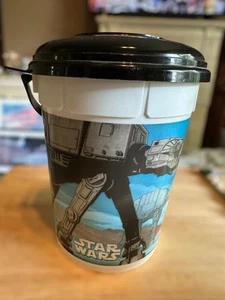 Cubo de palomitas de maíz Star Wars de los parques de Disney con tapa Hoth Battle AT-AT Walker - Imagen 1 de 6