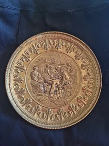 targhette da parete in ottone Tudor scena da tavolo 29 cm vintage anni 40 grandi - Foto 1 di 5