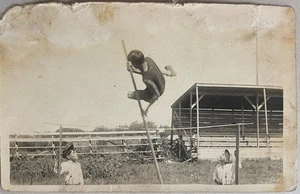 1910er Jahre Leichtathletik Foto Postkarte Stabhochsprung - Bild 1 von 2