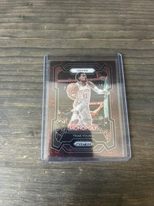 2023-24 Panini Prizm Monopoly - Trae Young #4 Classic Icons Red Prizm - Foto 1 di 4