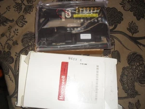 HONEYWELL MODEL Q7400B1007 SWITCHING SUBBASE OFF/COOL/ AUTO/HEAT 24 VAC HVAC - Picture 1 of 1