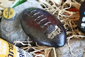 KERAMIKSCHEUNE FUSSBALLFLASCHENÖFFNER - NEU IM KARTON - HABEN SIE EINEN BALL MIT SPIELTAG GETRÄNKEN! - Bild 1 von 6