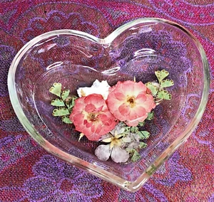 Plato de joyería de caramelo de baratija con flores conservadas transparentes de corazón de vidrio 4-1/2 x 4 - Imagen 1 de 8