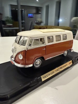 Road Signature 1/18 - 1962 Volkswagen Bus Split Screen VW -Die Cast Model Van - Image 1 of 4