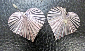 Silver Tone Textured Heart Earrings Fan Design Statement Costume Jewelry - Bild 1 von 8