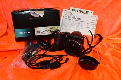 Fuji Fujifilm Digitalkamera Finepix S2000HD 15x Zoom-Objektiv SDHC-Slot (4GB) - Bild 1 von 4