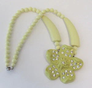 VINTAGE 1960s 70s LUCITE & RHINESTONE FLOWER NECKLACE LIGHT  YELLOW 21 1/4" - Picture 1 of 12