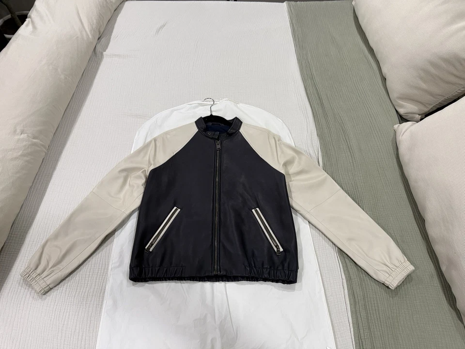 Chaqueta de carreras universitaria Coach grande de cuero azul marino/hueso para mujer Foto 1 de 4