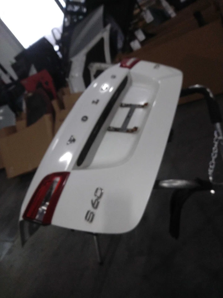 Tapa de cubierta usada se adapta a: Volvo S60 2015 sin alerón sin cámara de visión trasera encendido sin llave Foto 1 de 4