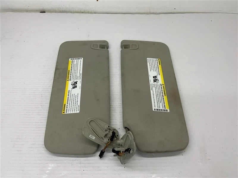 Солнцезащитные козырьки для водителя и пассажира GMC Yukon 2007-2014 годов выпуска серые с подсветкой от оригинального производителя - Изображение 1 из 4