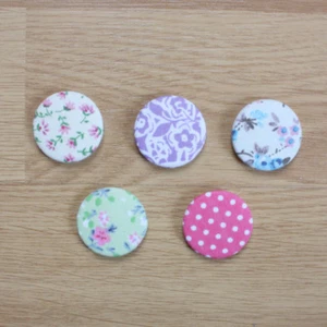 25 oder 58 mm Vintage Blumen Baumwolle Stoff Rückseite Button Anstecker Pins - Bild 1 von 1