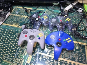 N64 DONANTE DEFECTUOSO GENÉRICO EXACTO (4)-Controladores-Muchos Problemas-JUSTO-PIEZAS-LEER TODO - Imagen 1 de 17