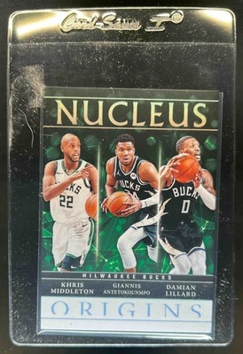 Núcleo #3 2024-25 Origins Khris Middleton Damian Lillard Giannis Antetokounmpo Foto 1 de 2