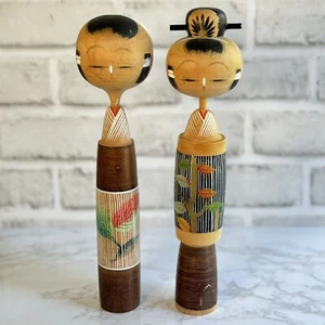 Coppia Grandi Bambole Kokeshi Stile MCM Firmate Circa 10,5"" Coppia Legno Dipinto Alte - Foto 1 di 12