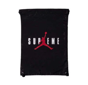 Bolso Supreme x Jordan con Cordón Talla Única Color Negro (Nuevo) - Imagen 1 de 4