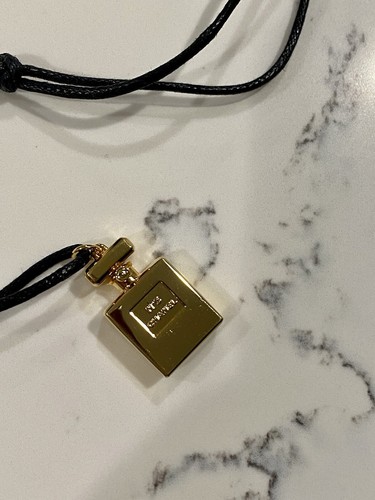 Collana Chanel n. 5 logo CC bottiglia profumo oro corda nera