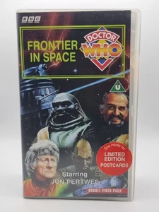 BBC Doctor Who Frontier In Space Third Doctor Doble VHS 1995 - Imagen 1 de 5