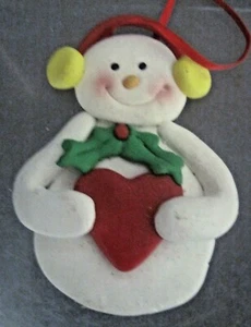 CHRISTMAS HOUSE CLAY-DOUGH CHRISTMAS ORNAMENT SNOWMAN HOLDING A HEART - Imagen 1 de 2