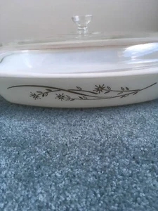 PYREX WHITE BAKING DISH GOLD LEAF WITH LID 065 2 1/2 QT - Picture 1 of 9