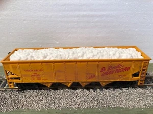 Ho Scale Lightly Weathered Union Pacific 4 Bay Hopper with Load (22-075) - Picture 1 of 7