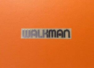 1 szt. Naklejka na Walkman Logo Srebrna Chrom Kolor Naklejka 6mm x 40mm - Zdjęcie 1 z 1