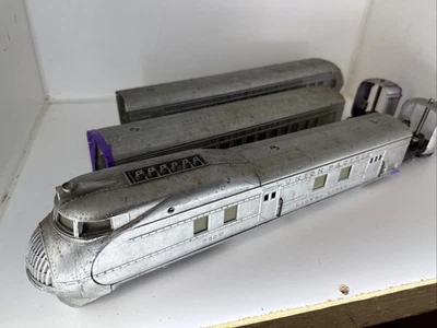VINTAGE LIONEL #752E STREAMLINER  CAR SET W/ 753,  754 &  2 VESTIBULES - Image 1 of 4