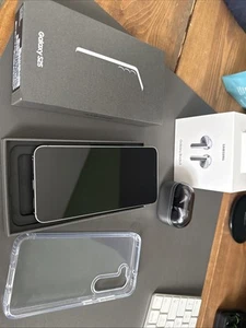 Samsung Galaxy S25 256GB Silver Shadow And Galaxy Buds3 - Afbeelding 1 van 4