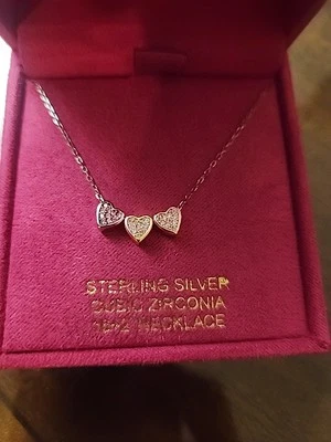 Collar Rachel Zoe 3 Corazones 16" Plata En Estuche Rosa Nuevo Foto 1 de 4