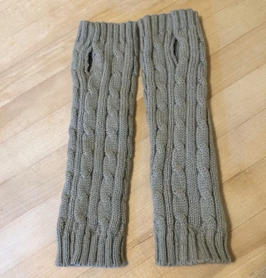 Calentadores de brazo tejido con cable sin dedos para mujer gris cálido acogedor agujero para el pulgar Foto 1 de 4