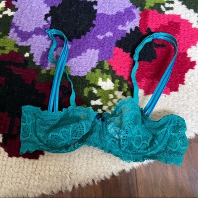 Sutiã feminino Chantelle tamanho 32B azul-petróleo renda transparente sem enchimento - Imagem 1 de 4