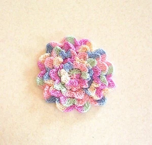 Crocheted Spring Pastel Shades 5-Layered Mum Flower Applique Large Sewing - Imagen 1 de 2