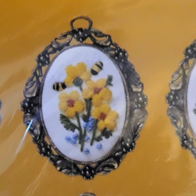 The Creative Circle Crewel Kit 0705 Bees and Daisies Cameo Wool Yarn Frame - Image 1 of 4