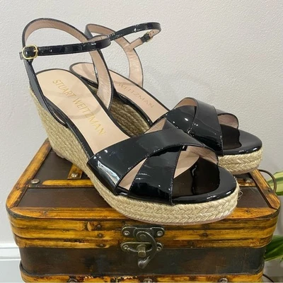 Sandalia de cuña Stuart Weitzman Rosemaire plataforma charol negro Foto 1 de 4