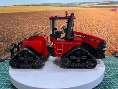 ERTL Limited Edition 1:32 Case CASE 600 Crawler Twist Waist Tractor Model - Image 1 of 4