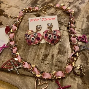 Juego de collar y pendientes Betsey Johnson XO - Imagen 1 de 6