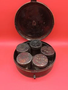 Antigua CAJA DE ESPECIAS DE METAL DE HOJALATA REDONDA VICTORIANA NEGRA - 5 latas con plantillas - Imagen 1 de 5