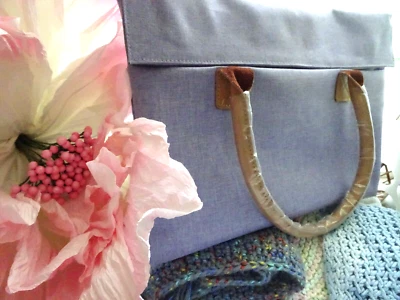 QISHARE LAPTOP BRIEFCASE BAG LAVENDER  15'' X 11" NEW SUEDE INTERIOR MAGNETIC - Image 1 of 4