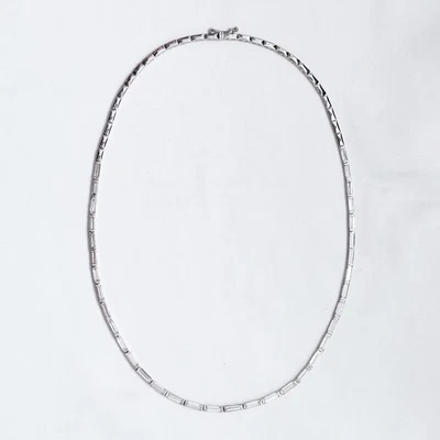 Collar de tenis de diamantes talla baguette de 7,65 quilates de 16" de oro blanco de 14 quilates cultivado en laboratorio Foto 1 de 4