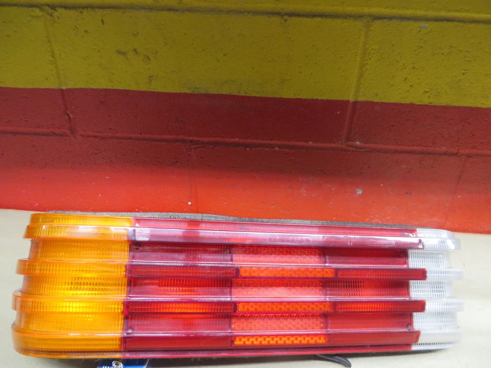 LUZ TRASERA IZQUIERDA MERCEDES BENZ w116 280SE 76-80 300SD 78-80 450SE 72-80 450SEL72-80 Foto 1 de 4