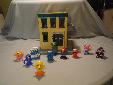 Hasbro Sesame Street Mr Hoopers Store 123 Neighborhood House Playset w/ 10 chara Cover