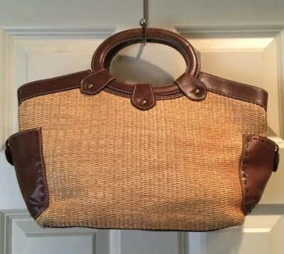 Cartera de mano de yute tejido fósil con ribete de cuero marrón y forro de algodón a rayas Foto 1 de 4