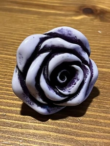 Anello grosso vintage anni '60 viola bianco lucite fiore rosa in plastica taglia 6 - Foto 1 di 3