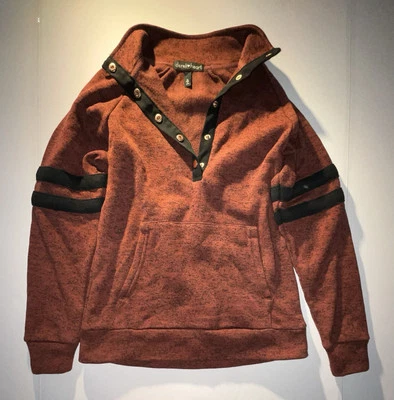 Sudadera para mujer talla S roja Derek Heart con adornos negros, botones superiores a presión  Foto 1 de 4