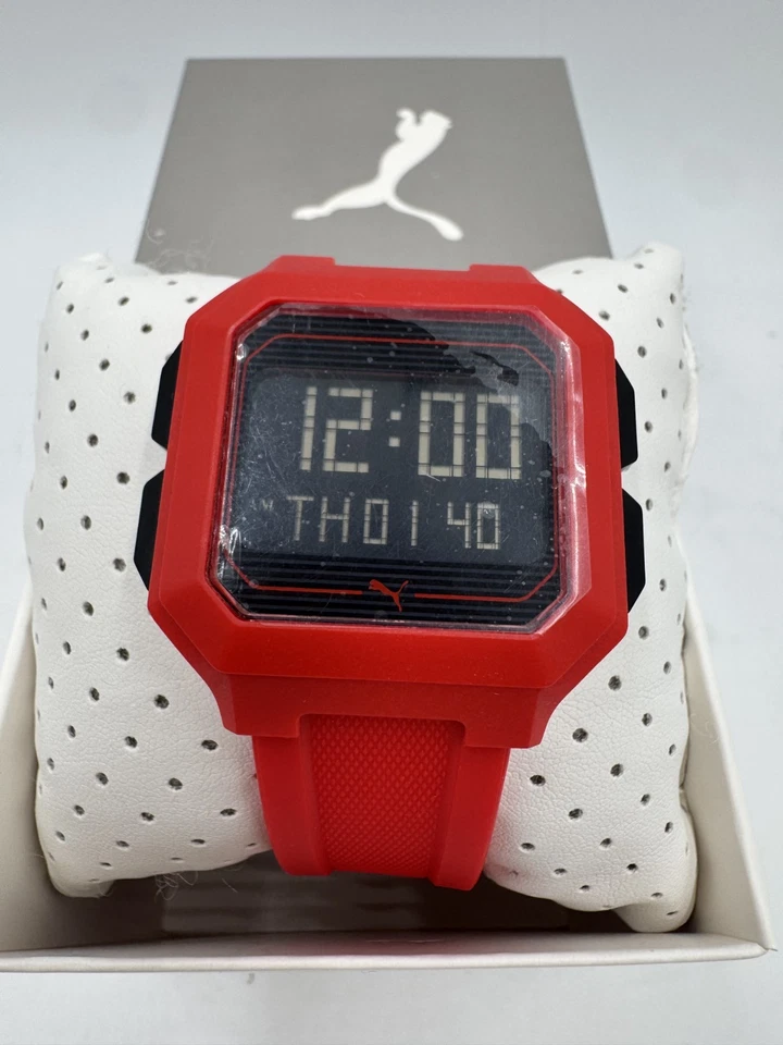 Reloj deportivo PUMA Remix para hombre, LCD digital negro, correa de poliuretano roja, fecha del día Foto 1 de 4