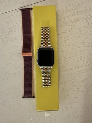 Apple Watch SE 40mm Oro Rosa + Kendra Scott Alex 5 Eslabones Tri Tono Correa Inoxidable Foto 1 de 4